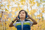 Trẻ em bị động kinh có nên nghe nhạc mạnh không?