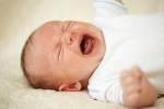 Phân biệt phản xạ moro và triệu chứng của bệnh động kinh ở trẻ sơ sinh