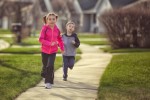 Trẻ em động kinh có học thể dục được không?