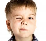 Trẻ em hay bị giật mí mắt có phải là bệnh động kinh hay không?
