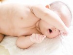 Trẻ sơ sinh hay gồng người và co cứng chân tay có phải là biểu hiện động kinh không?