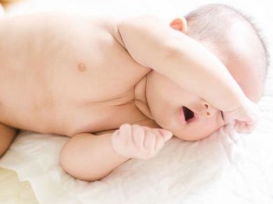 Trẻ sơ sinh hay gồng người và co cứng chân tay có phải là biểu hiện động kinh không?