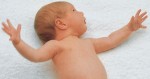 Vì sao trẻ sơ sinh khi ngủ hay trợn mắt liệu có phải do bệnh động kinh không?